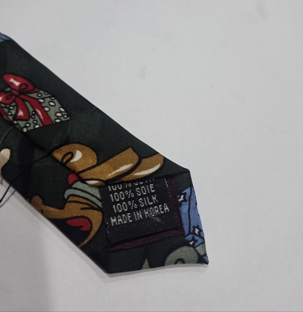 Disney Mickey and Minnie Christmas Tie - Picture 6 of 6